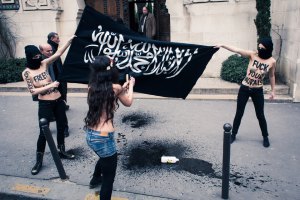 femen-salafist-flag-burn